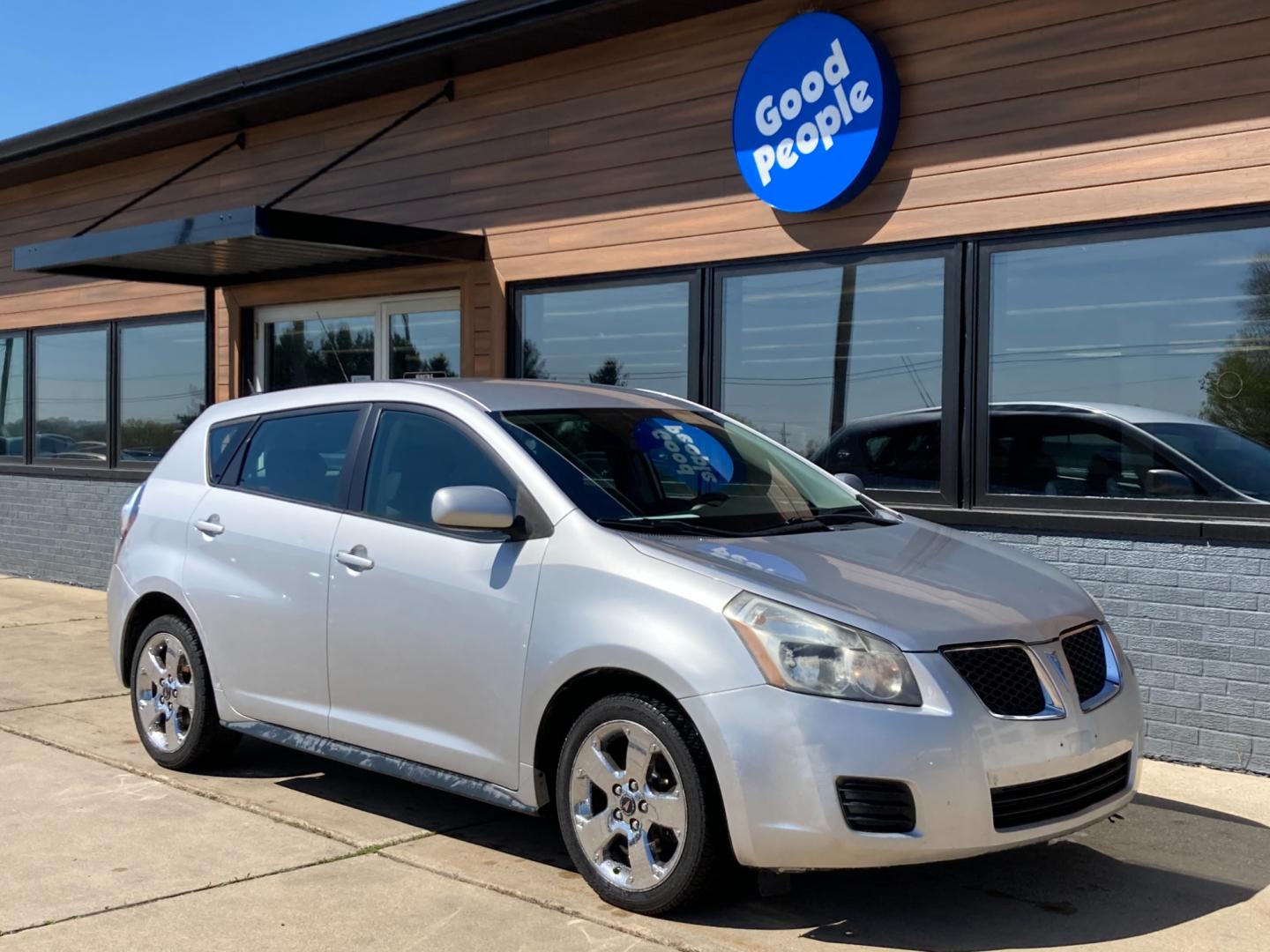 2009 Bright Silver Met Pontiac Vibe 2.4L (5Y2SP67099Z) with an 2.4L L4 DOHC 16V engine, 4-Speed Automatic Overdrive transmission, located at 1800 South Ihm Blvd, Freeport, IL, 61032, (815) 232-5543, 42.278645, -89.607994 - Photo#0